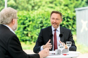 Am 26. September werden die Karten neu gemischt / SoVD-Präsident Adolf Bauer im Gespräch mit Spitzenpolitiker*innen der demokratischen Parteien