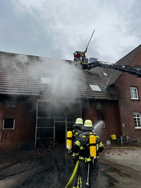 FW-WRN: Gro&szlig;brand eines landwirtschaftlichen Betriebs in Werne-Ehringhausen