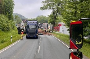 Freiwillige Feuerwehr Olsberg: FF Olsberg: LKW Anhänger stürzt um und blockiert Bundesstraße 480 mit Ladung