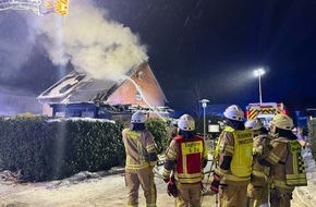 Freiwillige Feuerwehr Lehrte: FW Lehrte: Dachstuhlbrand in Immensen - 80 Einsatzkr&auml;fte bei winterlichen Bedingungen gefordert