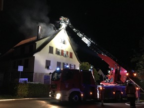 KFV-CW: Feuerwehr rettet sieben Menschen aus brennendem Wohnhaus/150.000 Euro Schaden/Keine Verletzten