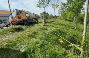 Feuerwehr Dresden: FW Dresden: Gießfahrzeug droht zu kippen