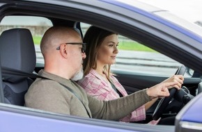 DEVK Versicherungen: DEVK-Umfrage: Junge Leute begr&uuml;&szlig;en die Fahrschulreform