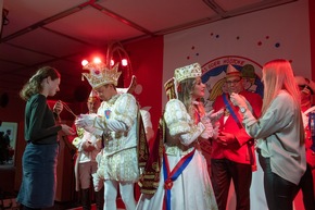Nach zweimaligem Aussetzen wegen Corona: Bonner Prinzenpaar mitsamt Equipe besucht traditionellen Karnevalsempfang der Sparkasse KölnBonn
