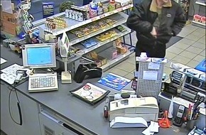 Polizeidirektion Bad Segeberg: POL-SE: Pinneberg: Kriminalpolizei veröffentlicht nach Tankstellenüberfall ein Bild des Täters und fragt: Wer kennt diesen Mann?