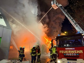 FW-AUR: Geb&auml;ude nach Durchz&uuml;ndung vollst&auml;ndig in Flammen