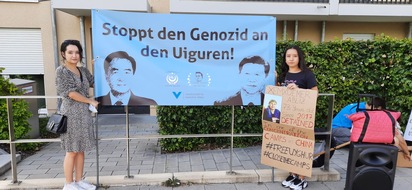 Gesellschaft für bedrohte Völker e.V. (GfbV): Menschenrechtsaktion vor dem chinesischen Konsulat in München: Verantwortliche des Völkermords zur Rechenschaft ziehen!