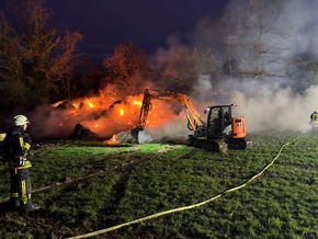 FW-EN: Über 100 Strohballen in Flammen - unruhiger Jahreswechsel für die Hattinger Feuerwehr