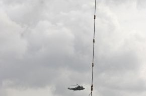 Presse- und Informationszentrum Marine: Deutsche Marine - Bilder der Woche: Ungewöhnliche Rettung für einen SAR-Hubschrauber - "Sea King" per Lufttransport zurück nach Kiel