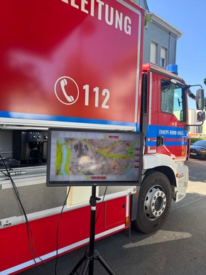 FW-EN: Erstmeldung: Dachstuhlbrand mit Menschenrettung in der Schöntaler Straße - 2 Personen mit Drehleiter gerettet