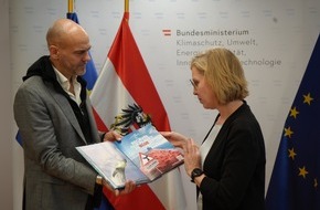 OceanCare: Die Ozeane brauchen Österreich als Verbündeten – Meeresschützer überraschen Umweltministerin Gewessler mit Sonder-Bildband