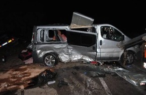 Polizeiinspektion Nienburg / Schaumburg: POL-NI: schwerer Verkehrsunfall in Marklohe, Kreuzungsbereich B214/B6 für mehrere Stunden gesperrt