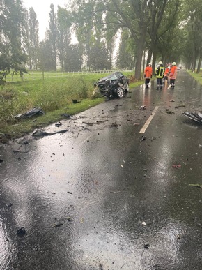 POL-STD: 25-jähriger Autofahrer bei Unfall in Engelschoff schwer verletzt