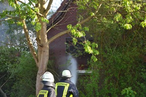 POL-STD: Leer stehendes Einfamilienhaus in Buxtehude durch Feuer vernichtet - Polizei sucht Zeugen