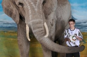 SPORT BILD: Lahm spielt mit Elefant, Schweinsteiger krault Löwen:  SPORT BILD zeigt außergewöhnliche Fotos der deutschen Fußball-Nationalspieler