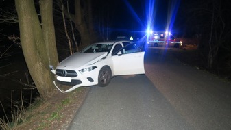 Polizeiinspektion Delmenhorst / Oldenburg - Land / Wesermarsch: POL-DEL: Landkreis Oldenburg: Verkehrsunfall mit zwei leichtverletzten Personen in Hatten ++ Pkw prallt gegen Baum ++ Unfallursache Alkohol