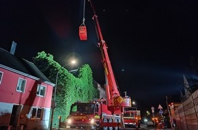 Feuerwehr Dortmund: FW-DO: Nicht alltäglicher Einsatz für die Feuerwehr - Hauswand musste noch in der Nacht von Efeu befreien