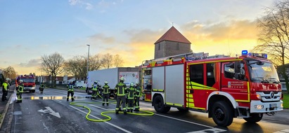 Freiwillige Feuerwehr Werne: FW-WRN: FEUER_2 - LKW 18 Tonnen, brennt an Achse