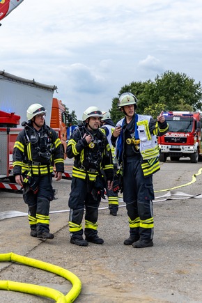 FW-KLE: Jahresübung der Freiwilligen Feuerwehr Bedburg-Hau: Wenn das Löschwasser nicht vor der Haustür liegt