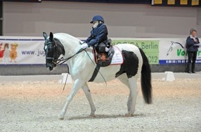 Messe Berlin GmbH: Beeindruckend und meisterlich: Dressurreiten mit Handicap auf der HIPPOLOGICA (BILD)