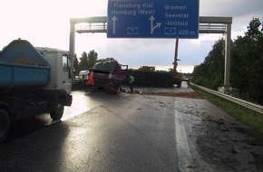 Polizeiinspektion Harburg: POL-WL: Sattelzug prallt gegen Schilderbrücke, Fahrer schwer verletzt