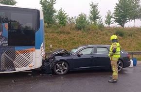 Freiwillige Feuerwehr Gangelt: FW Gangelt: Zwei Verletzte bei Verkehrsunfall mit Bus