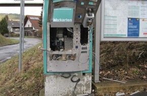 Polizeipräsidium Mittelhessen - Pressestelle Lahn - Dill: POL-LDK: Fahrkartenautomat in Haiger-Allendorf gesprengt - Unfälle mit Verletzten - In Sparkasse und Einfamilienhaus eingebrochen - An Schulen geschmiert - Golf und Benz beschädigt -