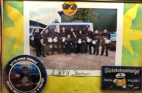 Polizei Bochum: POL-BO: Junger Polizeifan (11) überreicht Hundertschafts-Beamten ganz besondere Collage