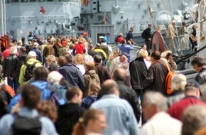 Presse- und Informationszentrum Marine: Deutsche Marine: Pressemeldung: Neuer Besucherrekord bei der Marine - Außerplanmäßiges "Open Ship" am Mittwoch