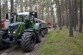 FW Lüchow-Dannenberg: +++ Waldbrandübung in Lüchow-Dannenberg +++ Feldbrand bei Clenze breitet sich aus +++ Insgesamt 8ha Waldgebiet betroffen +++ Feuerwehr hat Probleme mit engen und zugewachsenen Wegen +++