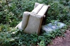 Kreispolizeibehörde Kleve: POL-KLE: Kleve - Unbekannte entsorgen Sofa illegal im Wald