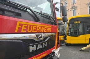 Feuerwehr Dresden: FW Dresden: Verkehrsunfall zwischen einer Stra&szlig;enbahn und einem Linienbus der Dresdner Verkehrsbetriebe - mehrere Verletzte