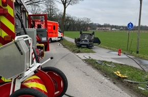 Feuerwehr Gemeinde Rheurdt: FW Rheurdt: Unfall mit zwei Autos: PKW landet auf Dach