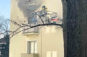 Feuerwehr Dresden: FW Dresden: Frau aus brennender Wohnung gerettet