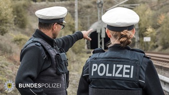 Bundespolizeidirektion München: Bundespolizeidirektion München: Radfahrer verursacht Schnellbremsung - Gefährlicher Eingriff in den Bahnverkehr