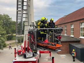 FW Wathlingen: Einsatzübung in der Grundschule Nienhagen - Ortsfeuerwehren Nienhagen und Wathlingen üben das Vorgehen