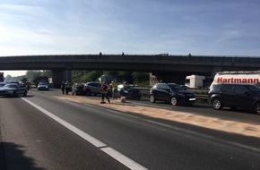 Feuerwehr Dortmund: FW-DO: 23.05.2019 - VERKEHRSUNFALL AUF DER BAB 2
Bei Auffahrunfall mit acht beteiligten Fahrzeugen werden zwei Personen leicht verletzt