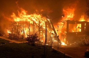 Feuerwehr Witten: FW Witten: Gartenhaus brennt in voller Ausdehnung