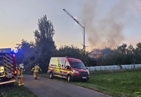 FW Rheurdt: Feuerwehr bekämpft massiven Dachstuhlbrand