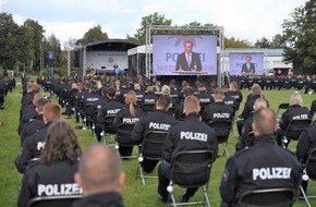 Polizeiakademie Niedersachsen: POL-AK NI: Polizeiakademie Niedersachsen verleiht über 1.000 "Bachelor of Arts" - Abschlüsse; Minister Boris Pistorius verabschiedet angehende Polizeikommissarinnen und Polizei-kommissare aus dem Studium