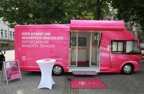 Deutsche Telekom AG: Telekom-Infobully zum Glasfasernetz auf dem Bischofsheimer Straßenfest in Maintal-Bischofsheim
