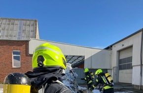 Feuerwehr Ahlen: FW-WAF: M&uuml;llpresse in Brand