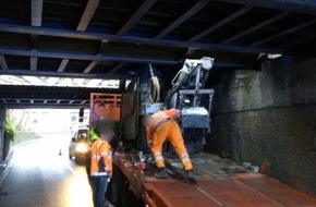 Bundespolizeiinspektion Flensburg: BPOL-FL: LKW-Fahrer missachtet Durchfahrtshöhe - Eisenbahnbrücke touchiert