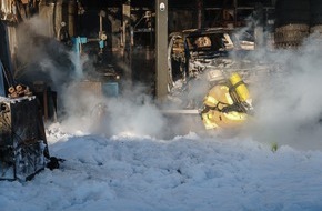 Freiwillige Feuerwehr Menden: FW Menden: PKW-Brand droht auf Gebäude überzugreifen