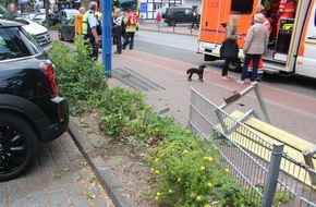 Polizei Mettmann: POL-ME: Gas mit Bremse verwechselt: Ratinger bei Parkmanöver auf Parkplatz angefahren und schwer verletzt - Ratingen - 2307004