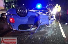 Feuerwehr Plettenberg: FW-PL: OT-Stadtmitte. PKW überschlägt sich in der Bahnhofstraße. Fahrer wird verletzt.