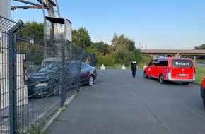 Freiwillige Feuerwehr Lehrte: FW Lehrte: Unfall auf der A2 PKW steckt im Zaun