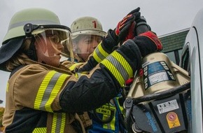 Feuerwehr Voerde: FW Voerde: Schwerer Verkehrsunfall auf dem Rathausplatz in Voerde