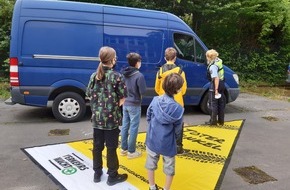 Polizei Bochum: POL-BO: Verkehrsaktion an Hildegardisschule: Polizei und Verkehrswacht klären über "Toten Winkel" auf