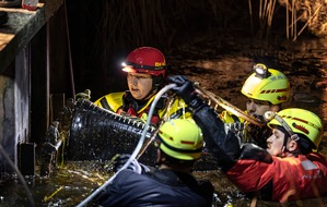 DLRG - Deutsche Lebens-Rettungs-Gesellschaft: DLRG Wasserretter im Hochwassereinsatz in Niedersachsen